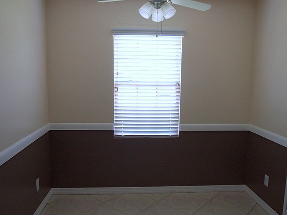eat-in kitchen area