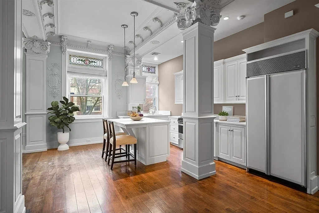2 bed, 2.5 bath, 9999 sqft, $4,000 — Photo 2
