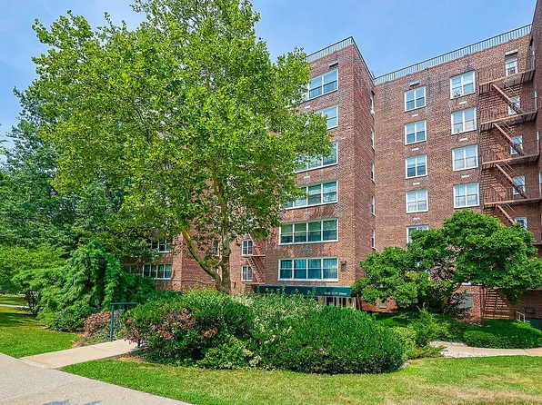 18-65 211th St #5G, Bayside, NY 11360