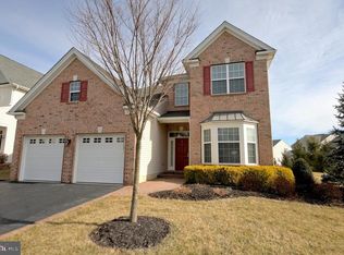 17 Hardwick Dr, Kendall Park, NJ 08824