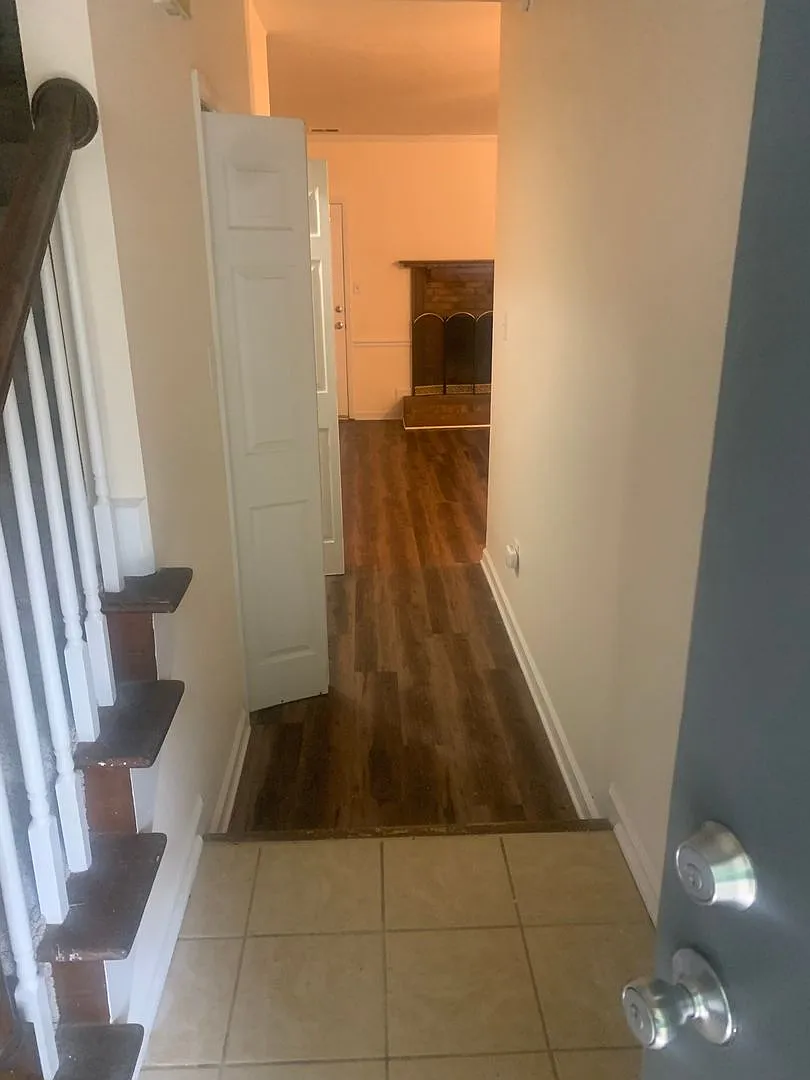 Great Nw Raleigh Location-2 Brm 2 Bath ~ Fully Equipped Kitchen With Microwave-Deck-Wood Burning ... — Photo 2