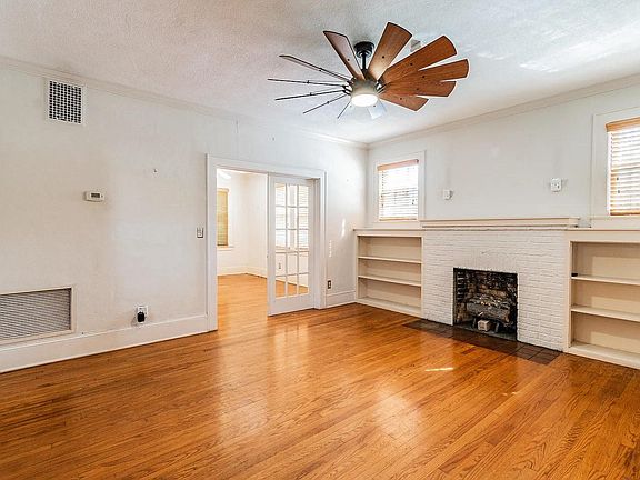 3rd image of 2579 Oak St