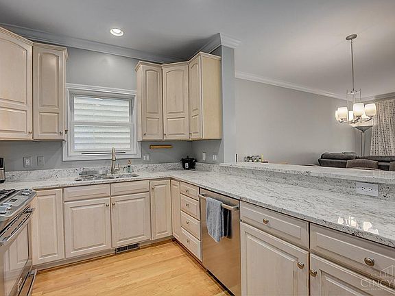 3rd image of 480 Stanley Ave