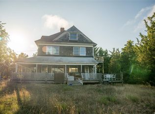 21 Lighthouse Rd, Hampton Bays, NY 11946