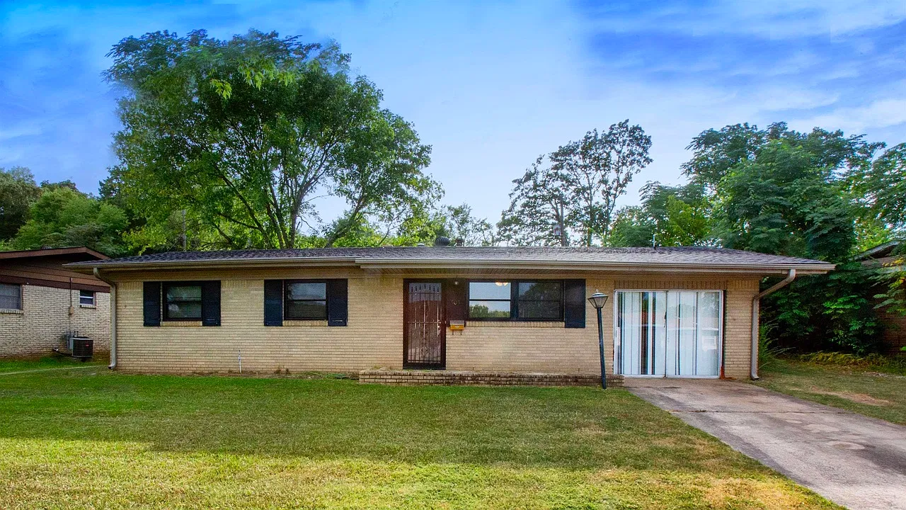 3 bed, 1.5 bath, 1275 sqft, $1,500 — Photo 1