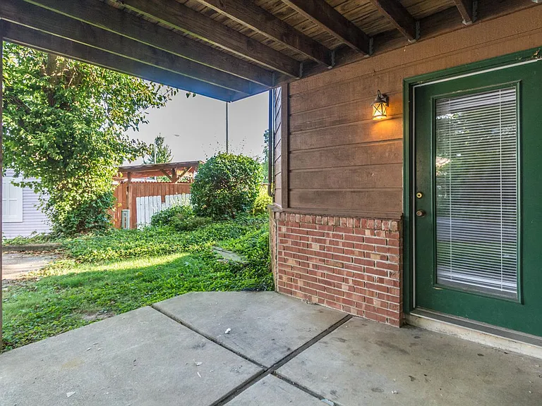 521 E Smith Ave — Photo 10