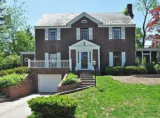 36 Old Pond Rd, Great Neck, NY 11023