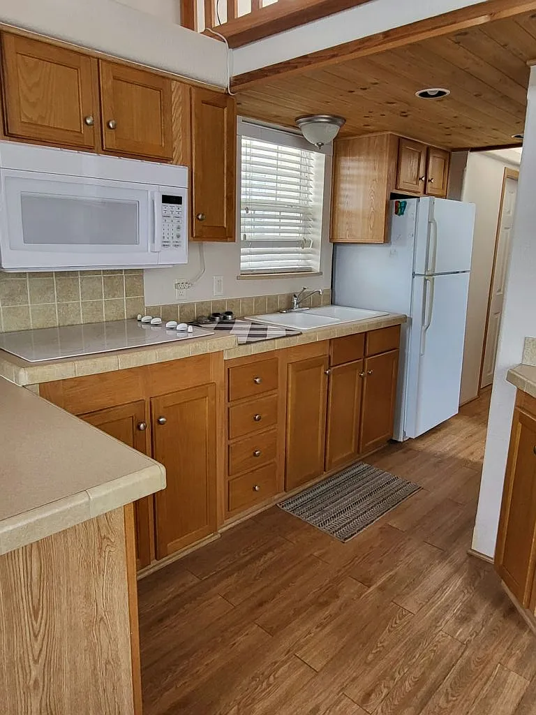 2 bed, 1.0 bath, 384 sqft, $1,300 — Photo 2