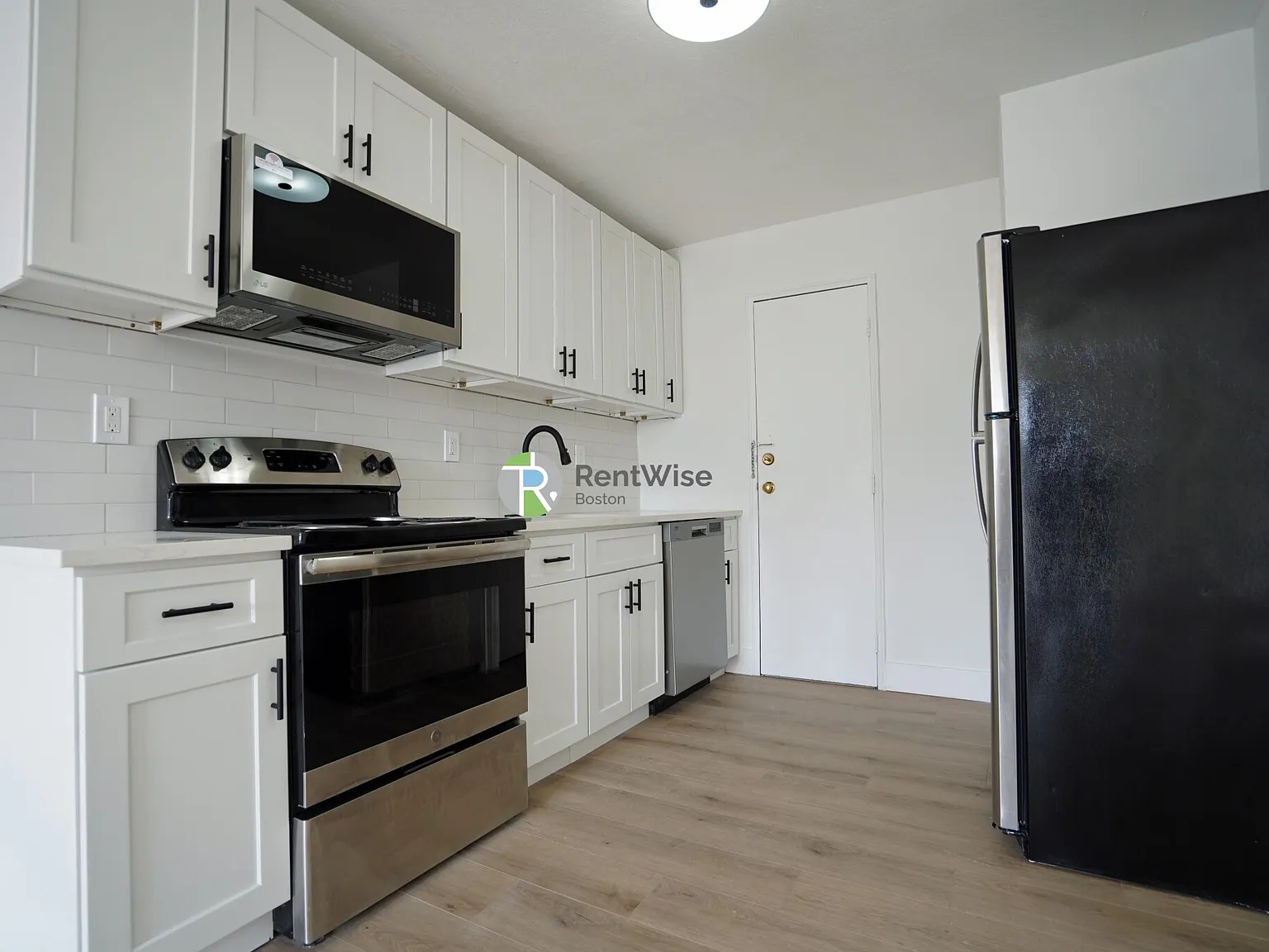3 bed, 950 sqft, $3,950 — Photo 4