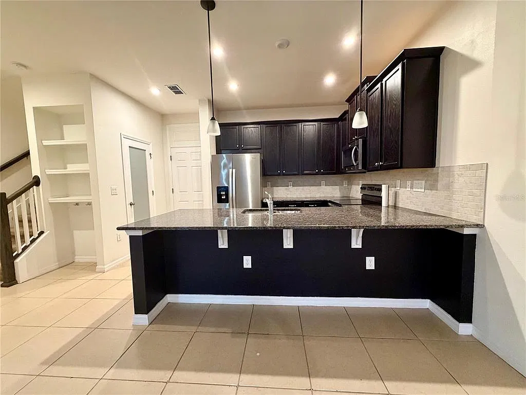 3 bed, 2.5 bath, 1602 sqft, $2,400 — Photo 4