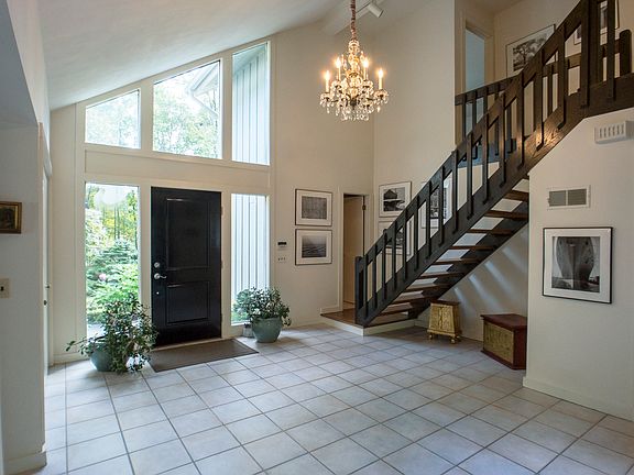 The Grand Entry area is drenched in natural light and complemented by soaring ceilings to welcome your guests in style!