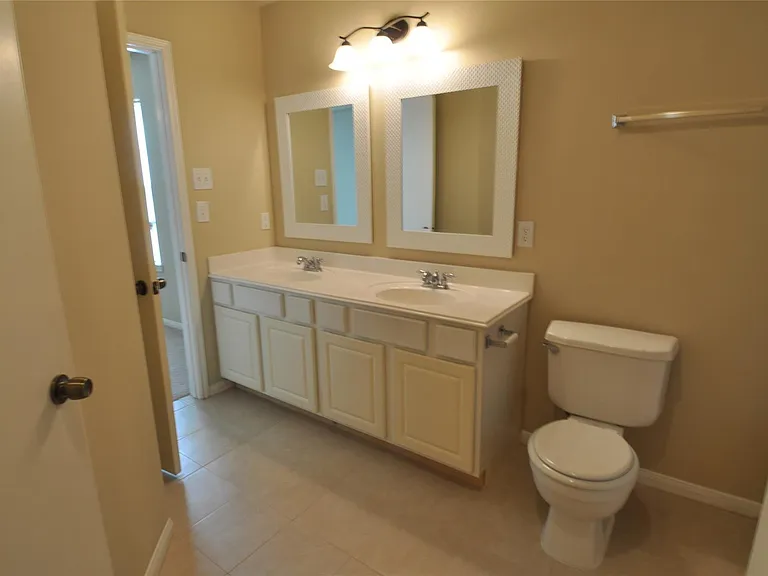 5823 Ridgebluff Ln — Photo 12