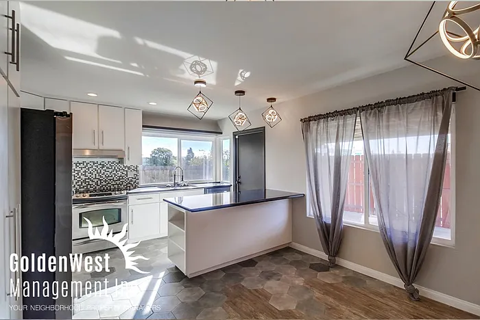3 bed, 2.0 bath, 1355 sqft, $3,695 — Photo 3
