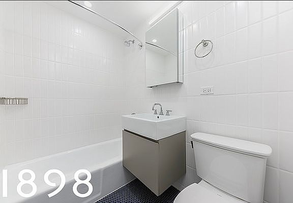 4th image of 561 Amsterdam Ave #17A