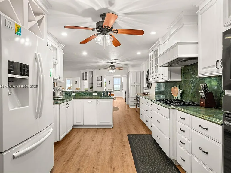 2551 Lakeview Dr — Photo 14