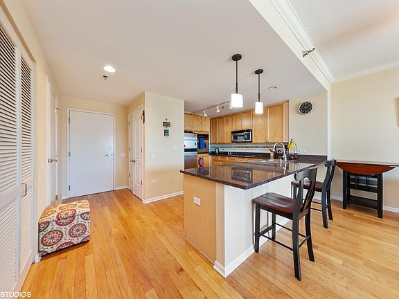3rd image of 1515 S Prairie Ave Unit 1107