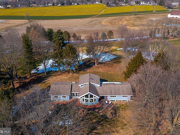3rd image of 195 Carol Dr