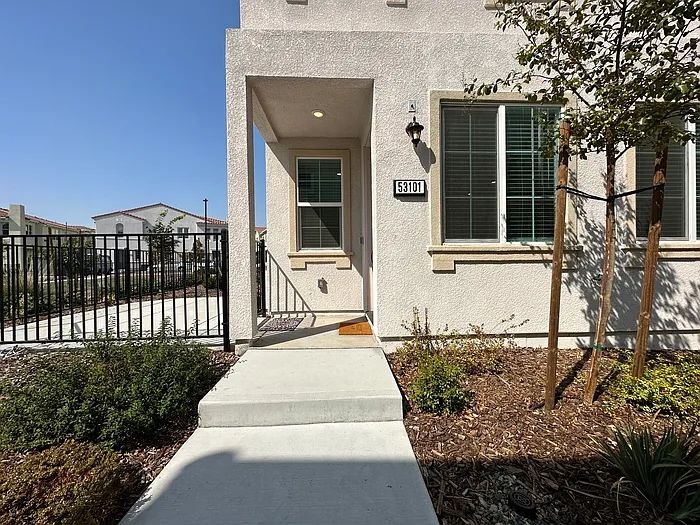 Building Photo - 5301 E Commerce Way #53101