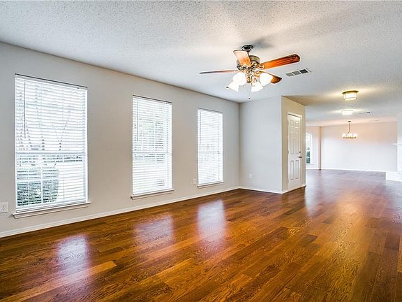 5th image of 2237 Country Dell Dr