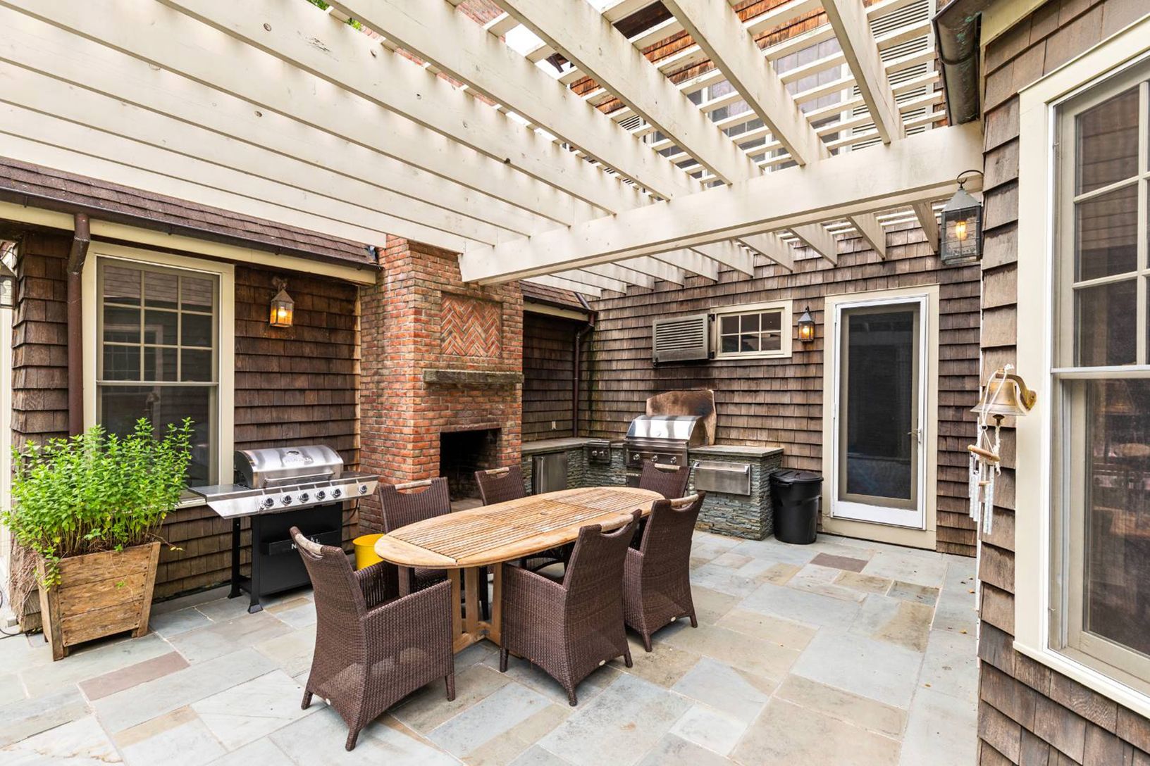  Outdoor Kitchen and BBQ Patio