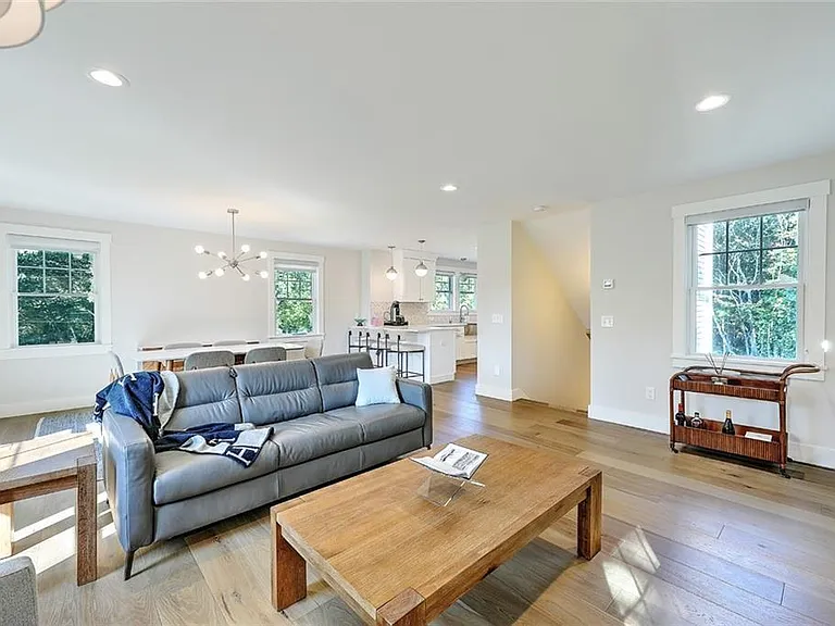 137 Rosebriar Ave — Photo 9