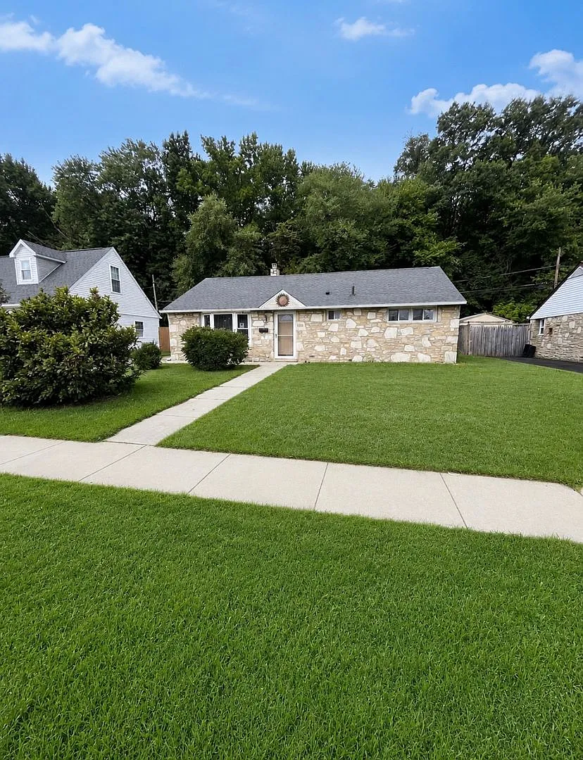 Large 3 bedroom 1 bath in Bristol PA. Recently renovated single home with new flooring — Photo 3