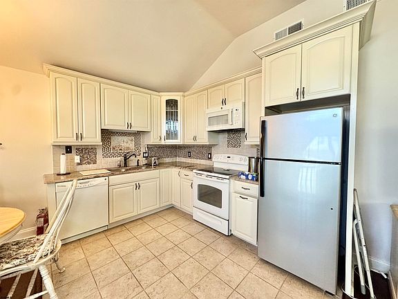 5th image of 952 Asbury Ave #2