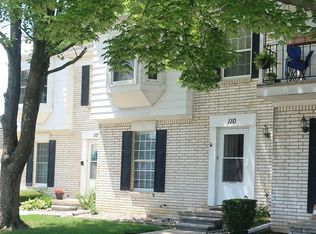 110 Stratford Ln, Rochester Hills, MI 48309