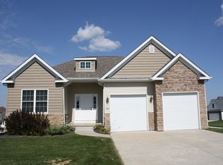 94 Cobblestone Ln, Le Claire, IA 52753