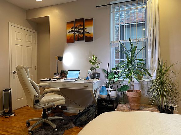 4th image of 2319 Christian St #1