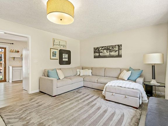 3rd image of 1600 Crestmore Pl
