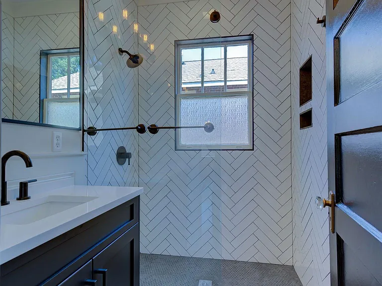 2405 Sumter St — Photo 24