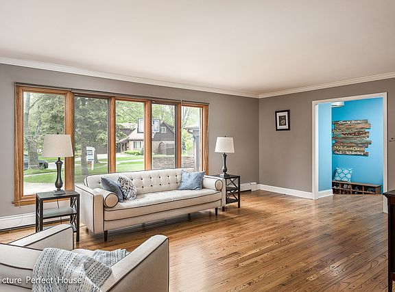 5th image of 109 York Ct