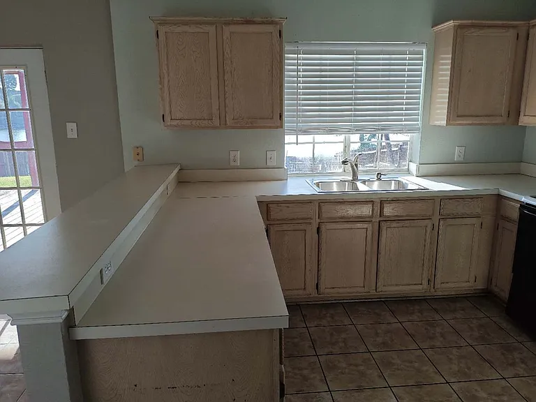1423 Lakeshore Dr — Photo 6