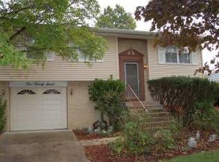 527 Newberry Dr, Streamwood, IL