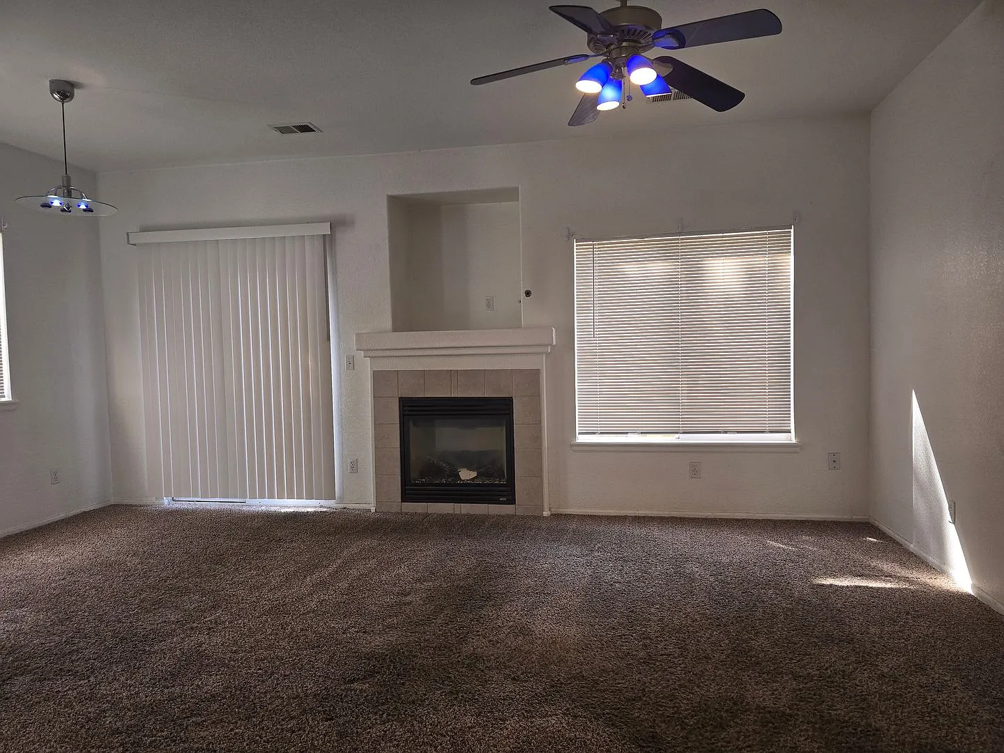 2 Bedroom 2.5 Bath townhome in Thornton! — Photo 3