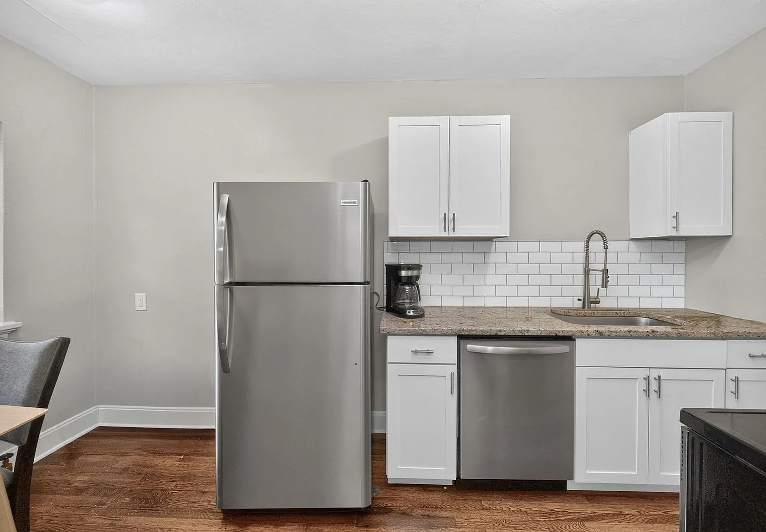 1 bed, 1.0 bath, $899 — Photo 3
