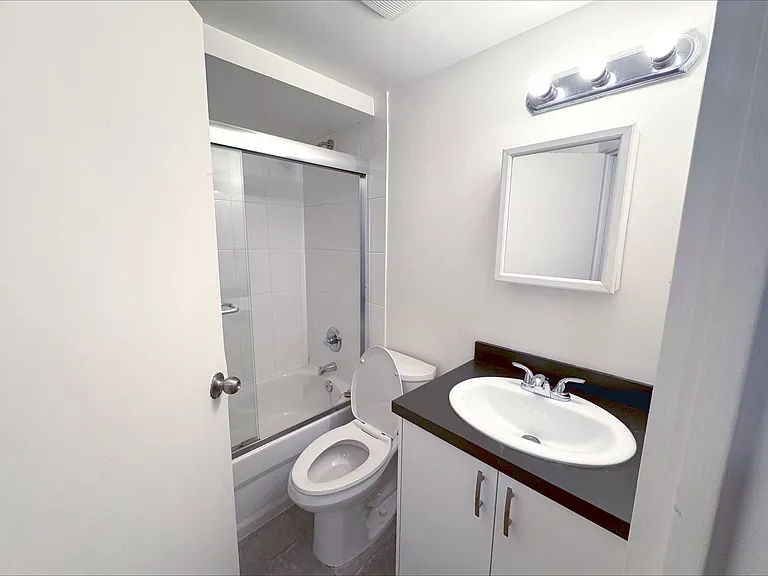 2228 Franklin St #216 — Photo 7