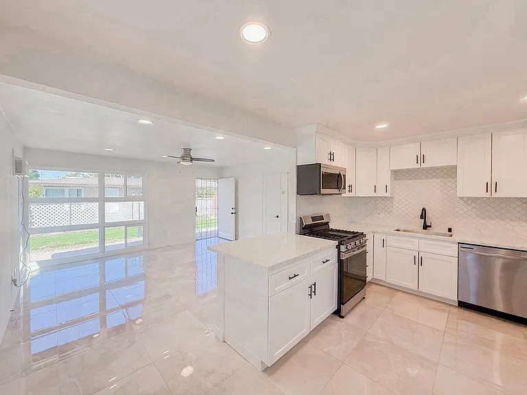 Beautiful Triplex in Clairemont — Photo 8