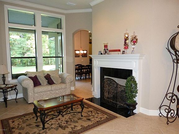 5th image of 121 Holly Berry Ln