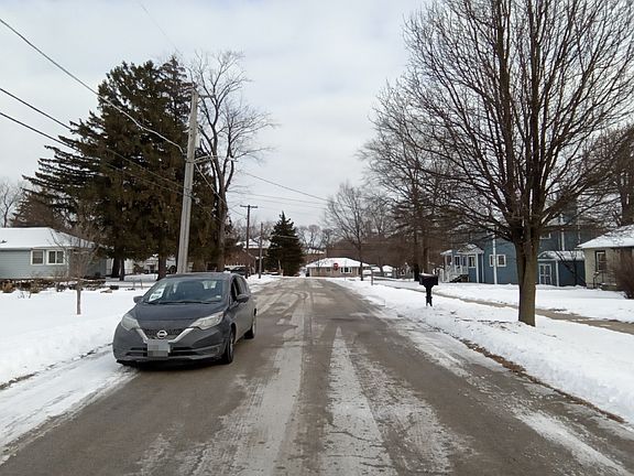 5th image of 210 Willard Pl
