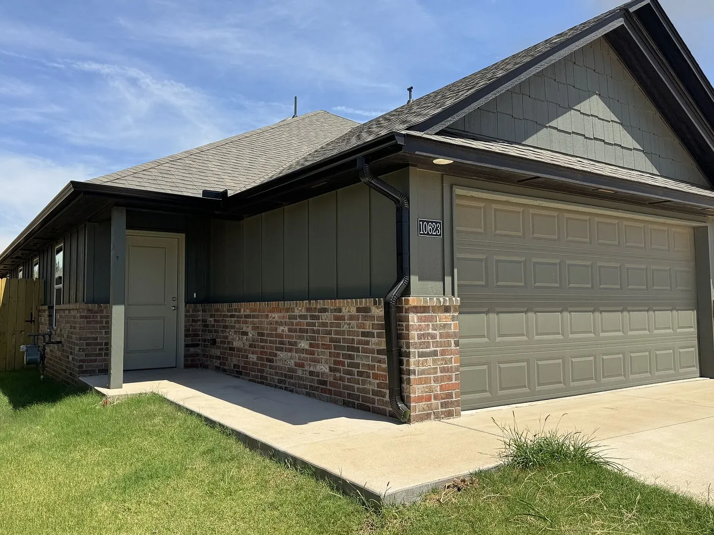 Brand New Stunning and Spacious 3 Bedroom 2 Bath Duplex in Mustang Schools — Photo 2