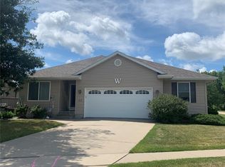 315 Michelle Ave, Robins, IA 52328