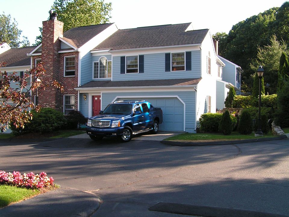 Beautiful End Unit in Pool Community