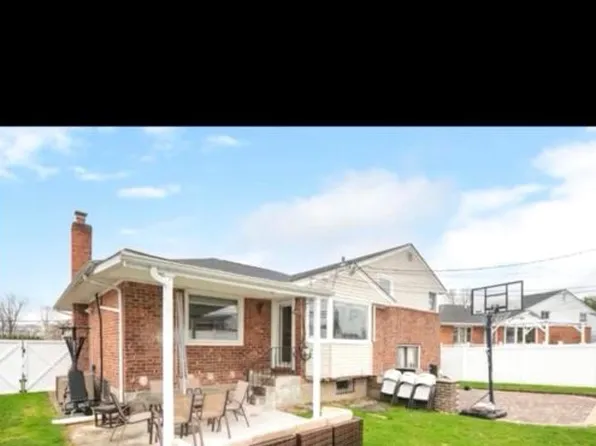 310 Southwood Cir, Syosset, NY 11791