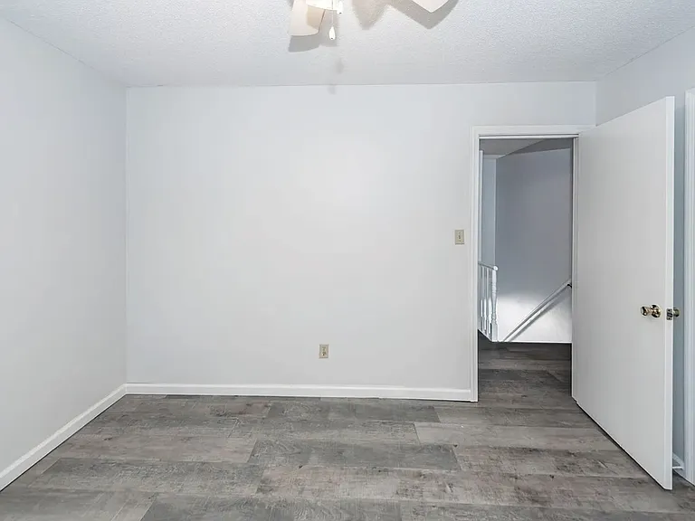 120 Colonial Ct — Photo 16