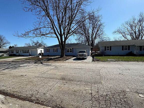 3rd image of 415 Sunset Dr