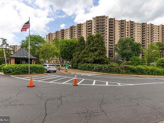 3rd image of 203 Yoakum Pkwy APT 1520