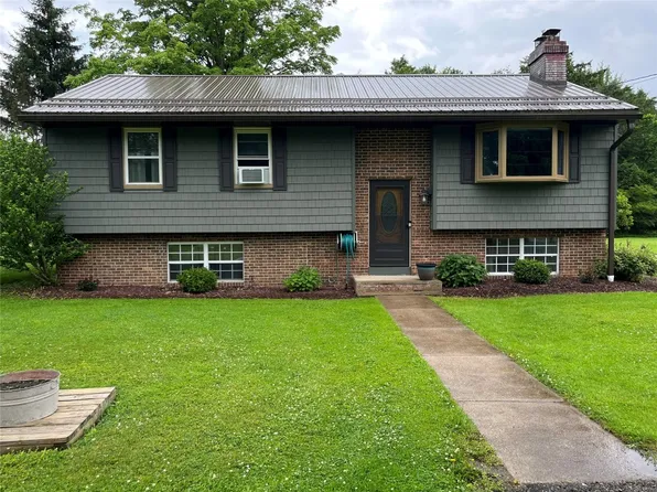 9036 Lake Pleasant Rd, Erie, PA 16509