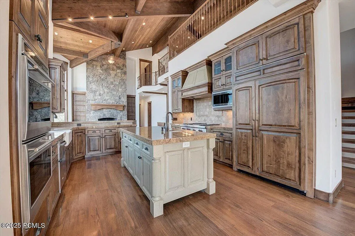 5 bed, 5.0 bath, 7000 sqft, $12,000 — Photo 4